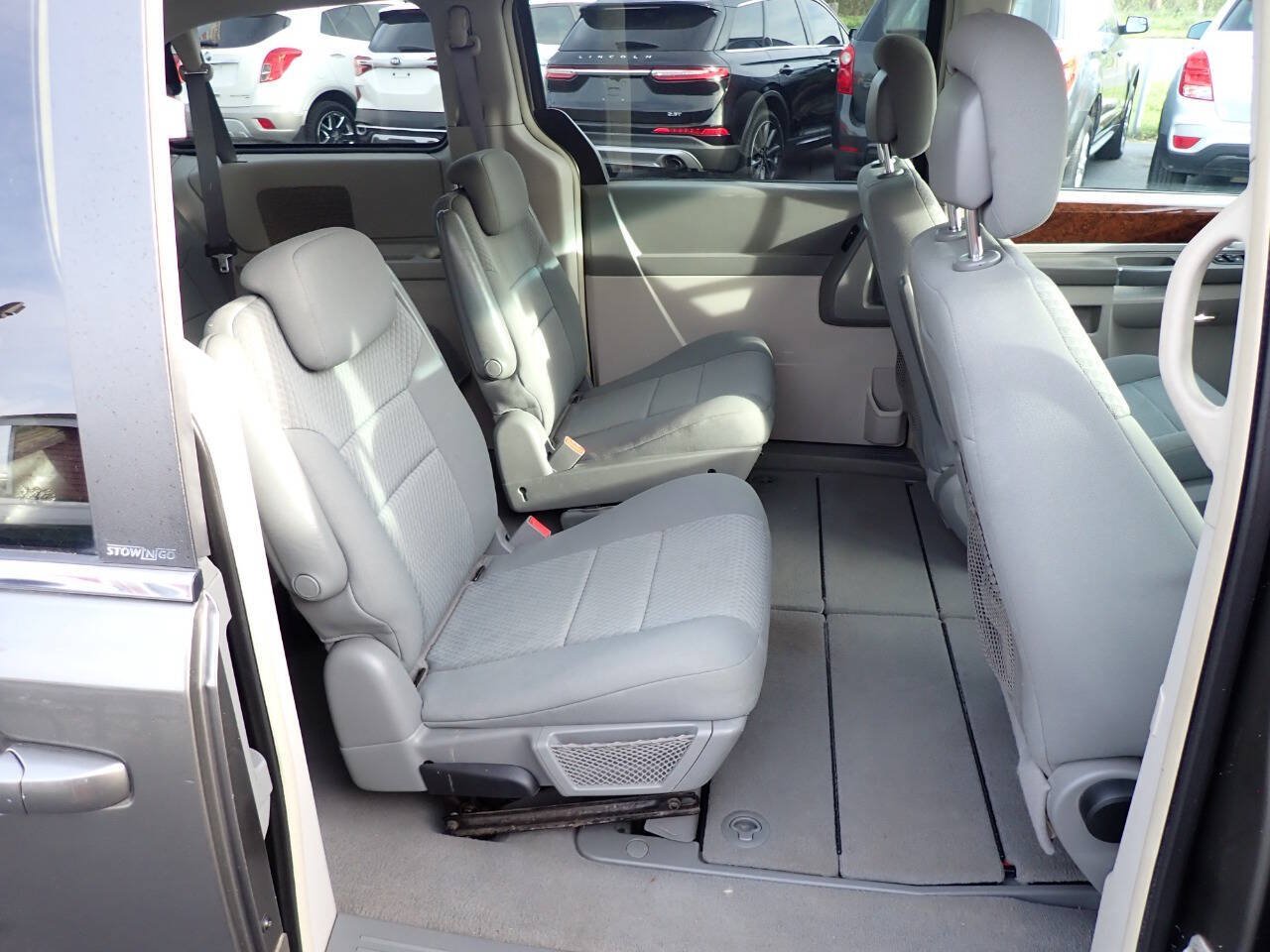 Used 2010 Chrysler Town & Country Touring FWD image 11