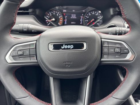 Used 2025 Jeep Compass Trailhawk AWD/4WD image 28
