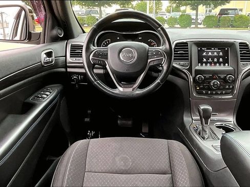Used 2019 Jeep Grand Cherokee Laredo AWD/4WD image 17
