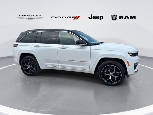 New 2025 Jeep Grand Cherokee Summit image 2