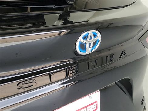 Used 2025 Toyota Sienna XSE image 9