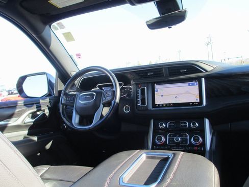 Used 2021 GMC Yukon Denali w/ Denali Premium Package image 29