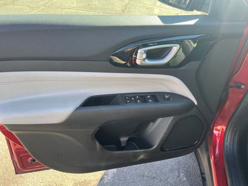 Used 2025 Jeep Compass Limited image 18