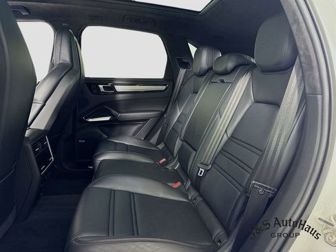 Used 2021 Porsche Cayenne Turbo image 28