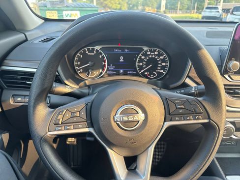 Used 2025 Nissan Altima 2.5 SV FWD image 35