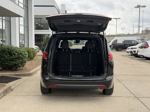 New 2026 Chrysler Pacifica Limited image 12