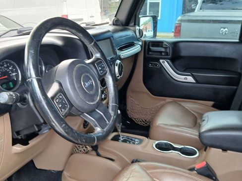 Used 2013 Jeep Wrangler Unlimited Sahara w/ Connectivity Group AWD/4WD image 15