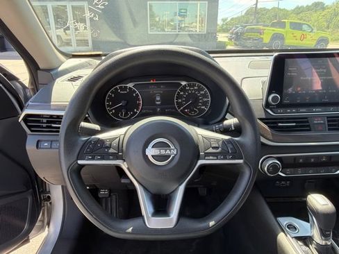 Used 2024 Nissan Altima 2.5 SV FWD image 13