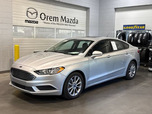 Used 2017 Ford Fusion SE w/ Fusion SE Technology Package FWD image 1