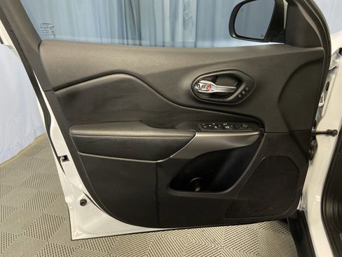 Certified 2019 Jeep Cherokee Limited image 11