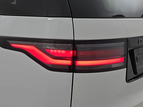 Used 2024 Land Rover Discovery Dynamic SE image 36