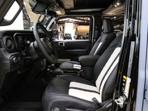 Used 2025 Jeep Wrangler Unlimited Rubicon w/ Technology Group image 25