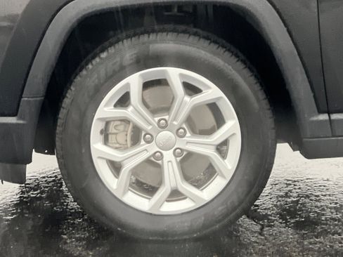 Used 2024 Jeep Compass Latitude image 28