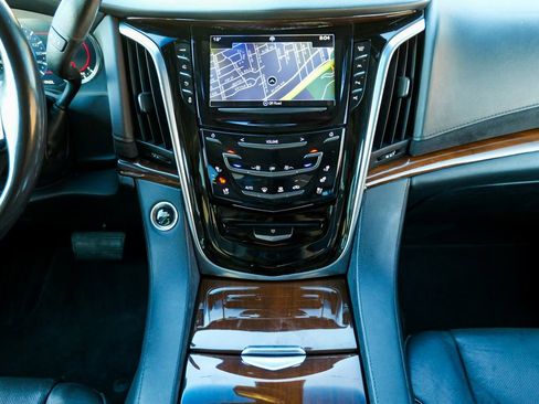 Used 2020 Cadillac Escalade ESV Luxury image 50
