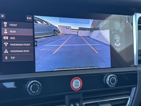 Certified 2025 Porsche Macan image 20