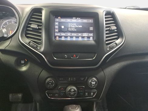 Used 2020 Jeep Cherokee Latitude Plus w/ Comfort/Convenience Group AWD/4WD image 21