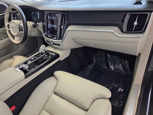 Used 2022 Volvo S60 T8 Inscription image 21