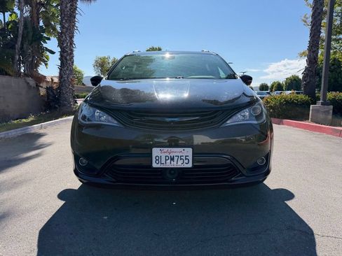 Used 2019 Chrysler Pacifica Limited w/ Advanced Safetytec Group FWD image 4