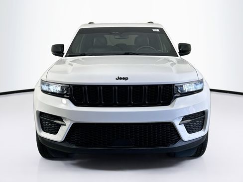 Used 2023 Jeep Grand Cherokee Altitude AWD/4WD image 2
