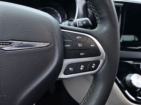 Used 2023 Chrysler Pacifica Touring-L FWD image 31