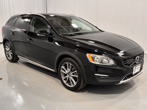 Used 2016 Volvo V60 T5 Cross Country w/ Convenience Package image 4