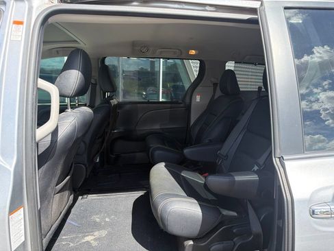 Used 2016 Toyota Sienna SE w/ SE Preferred Package FWD image 8