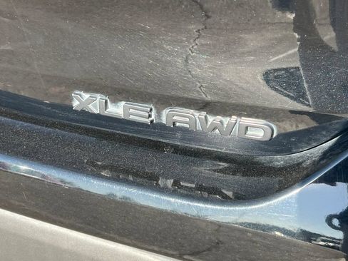 Used 2020 Toyota Highlander XLE AWD/4WD image 9