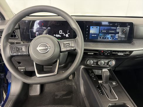 Used 2025 Nissan Kicks SV AWD/4WD image 3