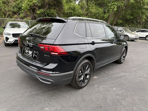 Used 2024 Volkswagen Tiguan SE w/ Panoramic Sunroof Package image 10