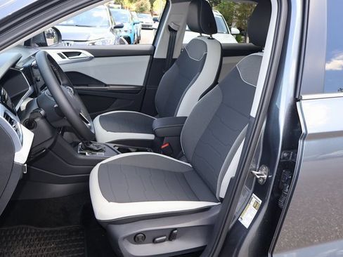 Certified 2025 Volkswagen Taos SE image 12