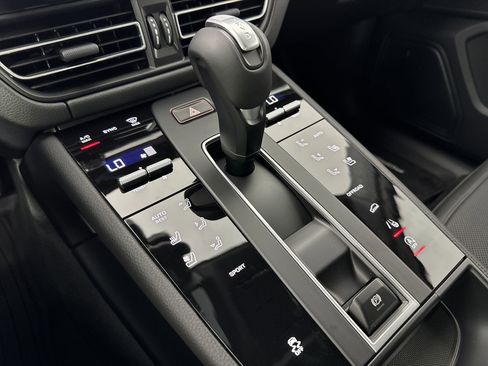 Used 2025 Porsche Macan image 19