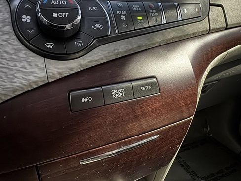 Used 2013 Toyota Sienna XLE image 15