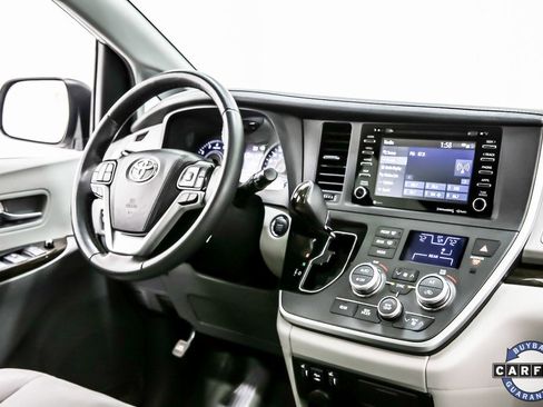 Used 2020 Toyota Sienna XLE image 19