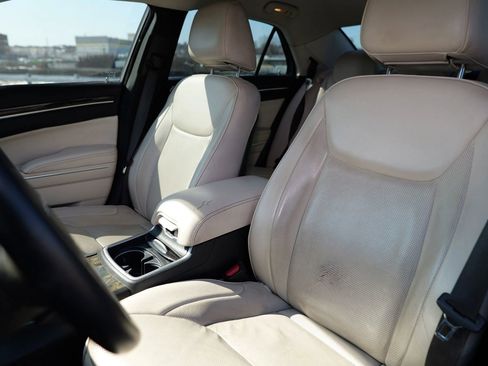 Used 2018 Chrysler 300 Limited image 18