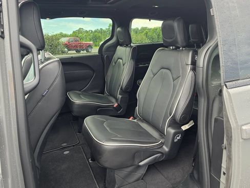 Used 2025 Chrysler Pacifica Limited AWD/4WD image 31