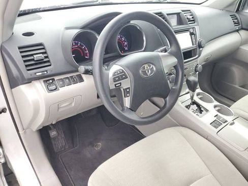 Used 2013 Toyota Highlander Plus FWD image 17
