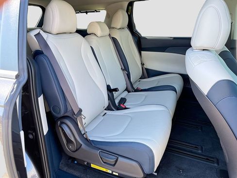 Certified 2025 Kia Carnival EX image 28