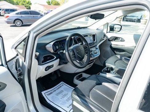 Certified 2024 Chrysler Pacifica Touring-L FWD image 16