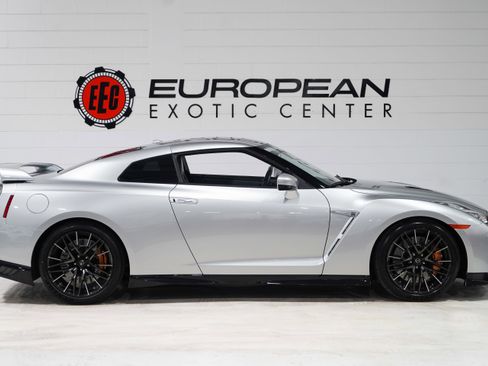 Used 2020 Nissan GT-R Premium AWD/4WD image 6