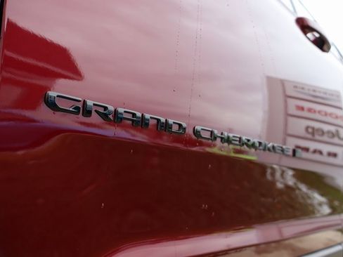 New 2025 Jeep Grand Cherokee Altitude image 7