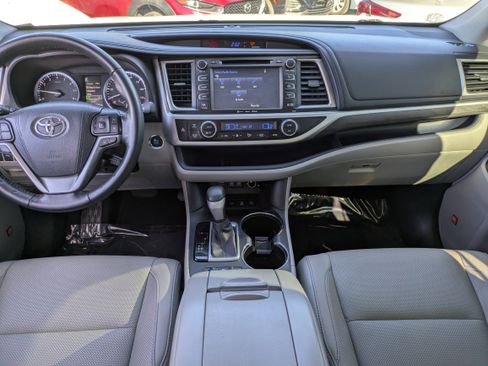 Used 2017 Toyota Highlander Limited Platinum image 18