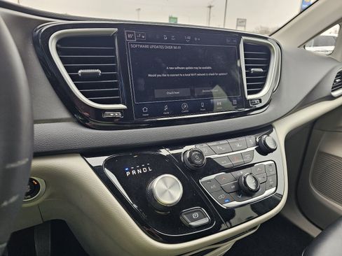 Used 2024 Chrysler Pacifica Touring-L image 16