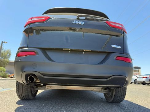Used 2017 Jeep Cherokee Latitude w/ Safety/Convenience Group FWD image 42