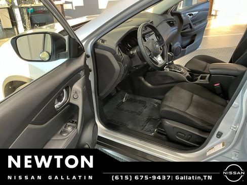 Used 2019 Nissan Rogue SV w/ Sun & Sound Touring Package FWD image 6