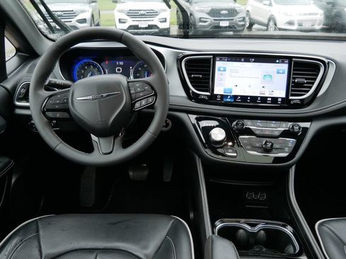Used 2025 Chrysler Pacifica Limited FWD image 16