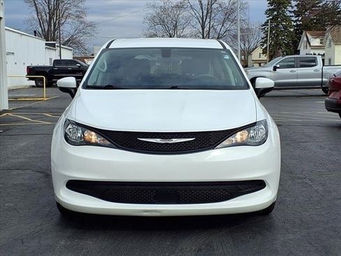 Used 2022 Chrysler Voyager LX image 2