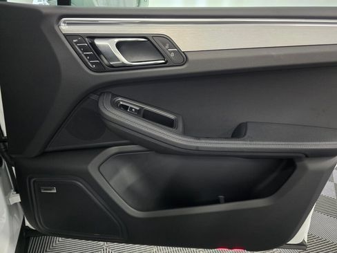 Certified 2026 Porsche Macan AWD/4WD image 27
