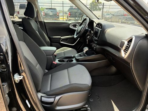 Used 2025 Kia Soul LX w/ LX Technology Package FWD image 29