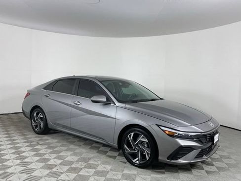 Used 2025 Hyundai Elantra SEL FWD image 4