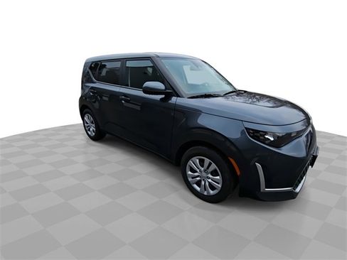 Used 2023 Kia Soul LX image 2